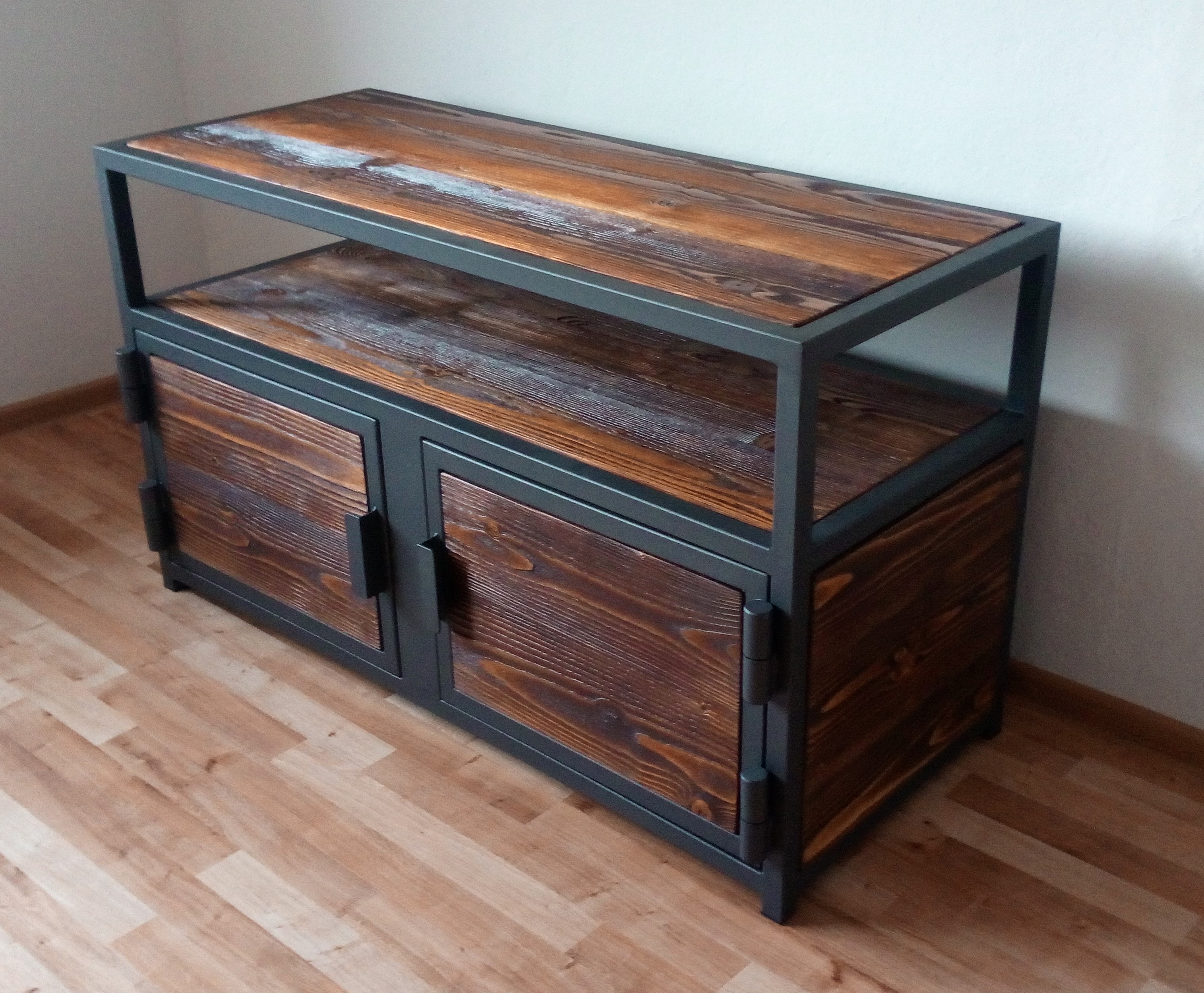 Industriální dvoudveřový TV stolek