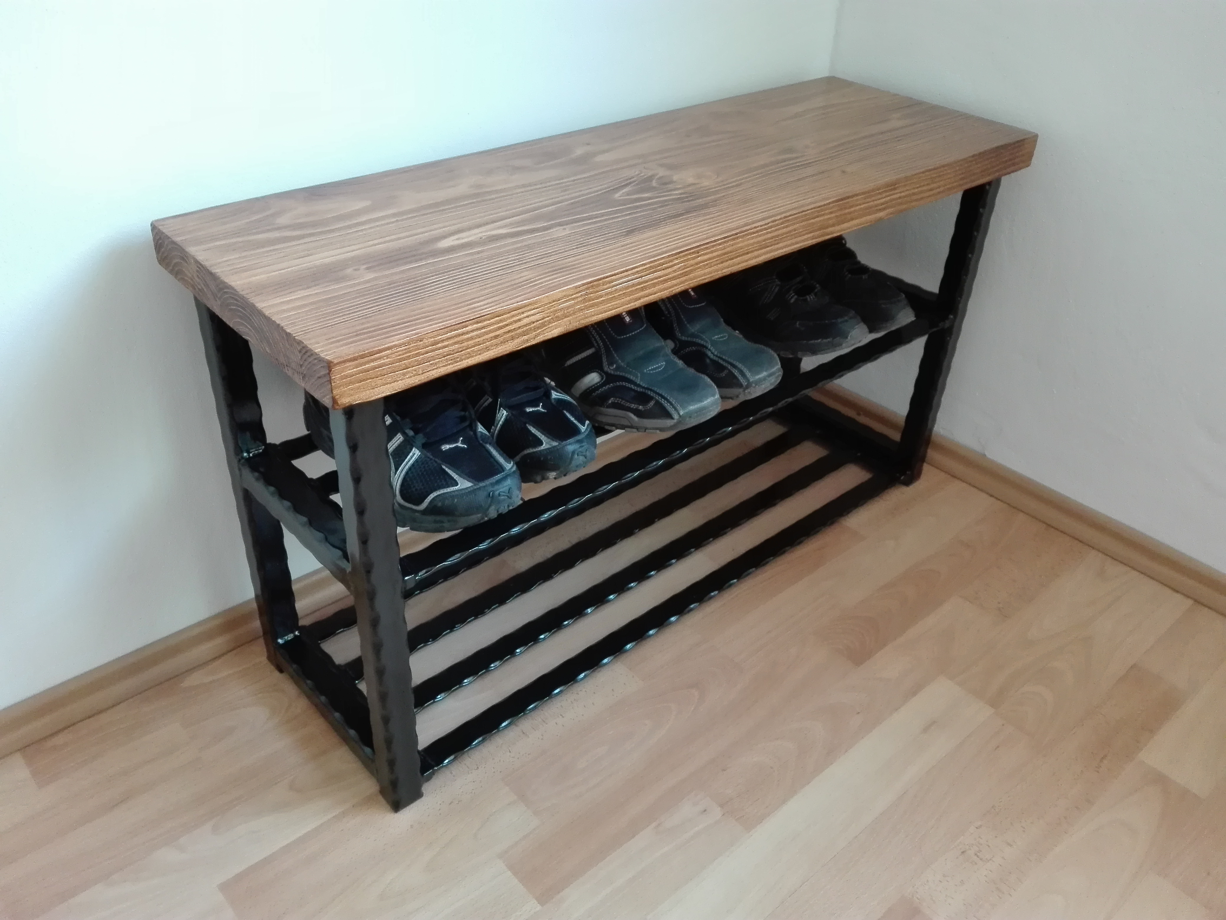 Kovaný botník s deskou