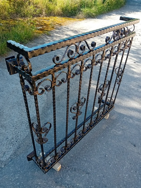 Kované zábradlí na francouzské okno – Francouzský balkon z oceli, na míru (výška 110 cm)
