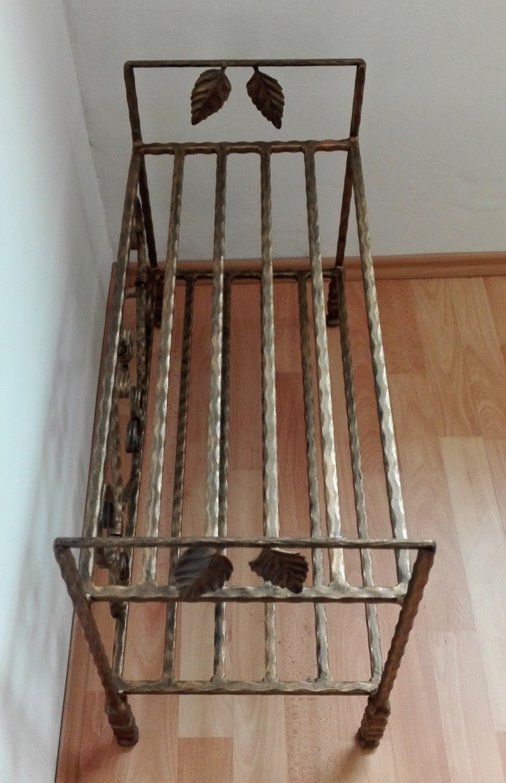 Kovaný regál na boty / listy