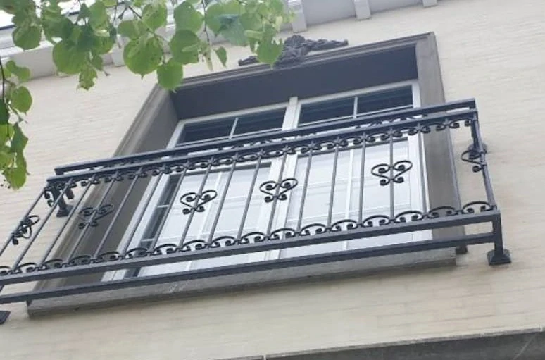 Kované zábradlí na francouzské okno – Francouzský balkon z oceli, na míru (výška 110 cm)